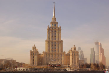 Власти предложили строить дома и школы по технологии «сталинок»